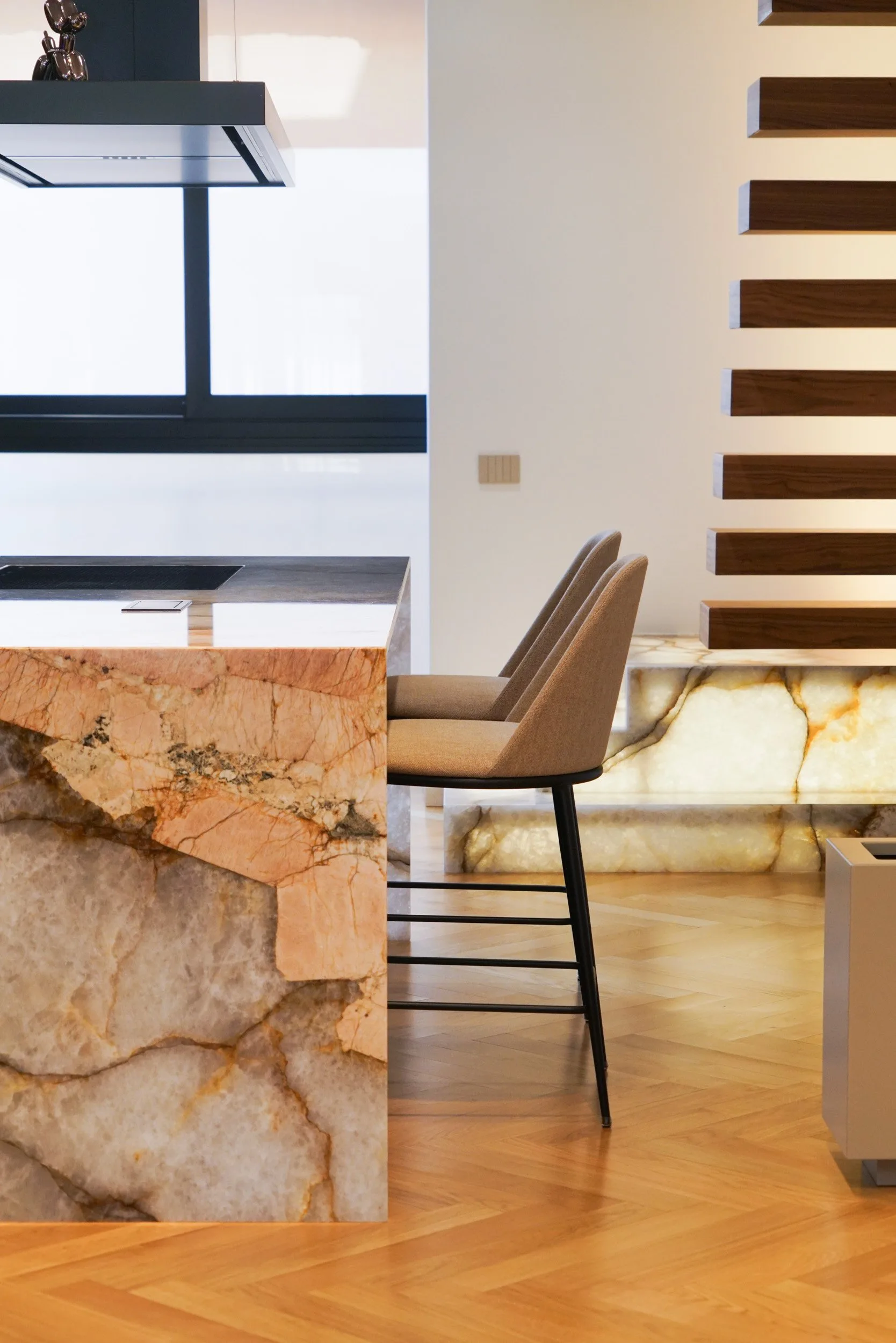 TRA LEGNO E MARMO